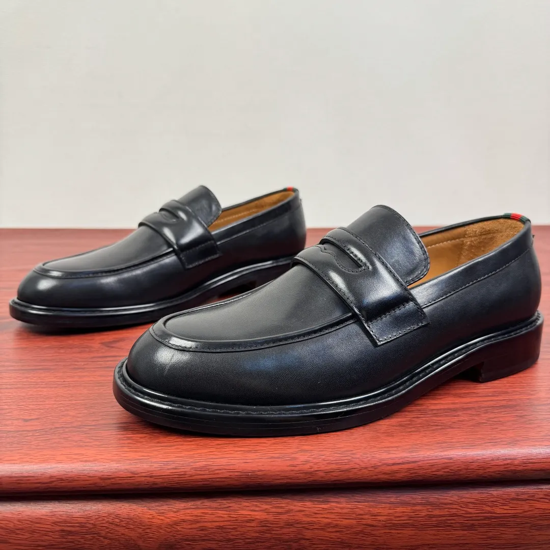 Batch 980 Gucci/Gucci new men's solid color leather loafers! These elegant loafers are crafted from soft glossy cowhide and are available in two styles. The upper is decorated with genuine leather buckles, adding low-key and unique logo pattern elements. Simple style design. Classic European and American last style. Standard style. Red and green webbing decoration on the heel embellishes brand style details. Select high-quality leather, look at the details for textured workmanship, dyed calfskin lining, uniform and delicate pores, soft and comfortable. Thickened leather outsole, composite rubber bottom sheet at the heel, excellent foot comfort, wear-resistant and non-slip, the first choice for light luxury, versatile for footwear, and comes with a full set of packaging! Size: 39-40-41-42-43-44 leather shoe size (38.45.46 can be customized) Item number: 812168 Leather black